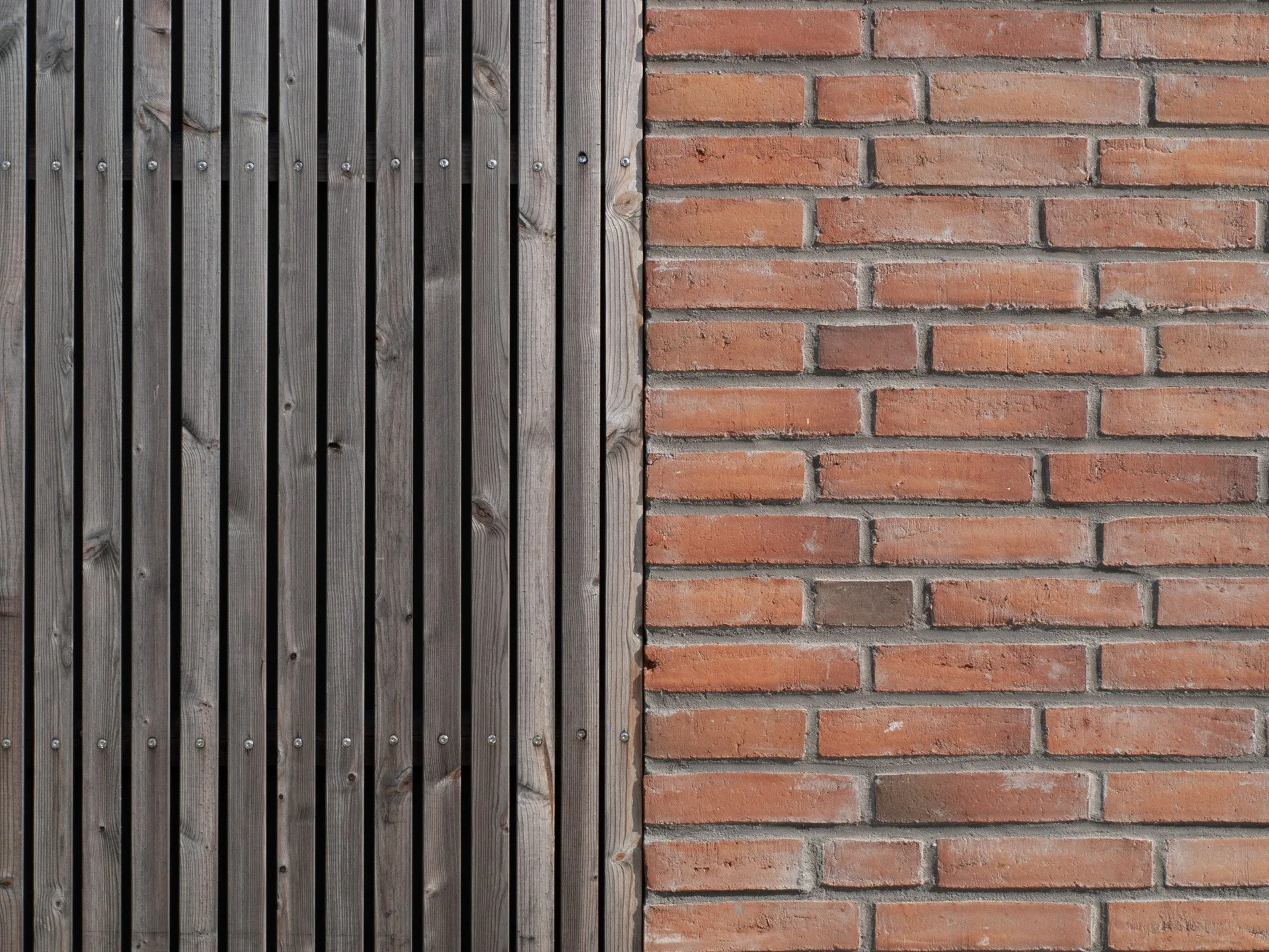 Detalje fra Tunøgade: facade i sort træ møder rød tegl