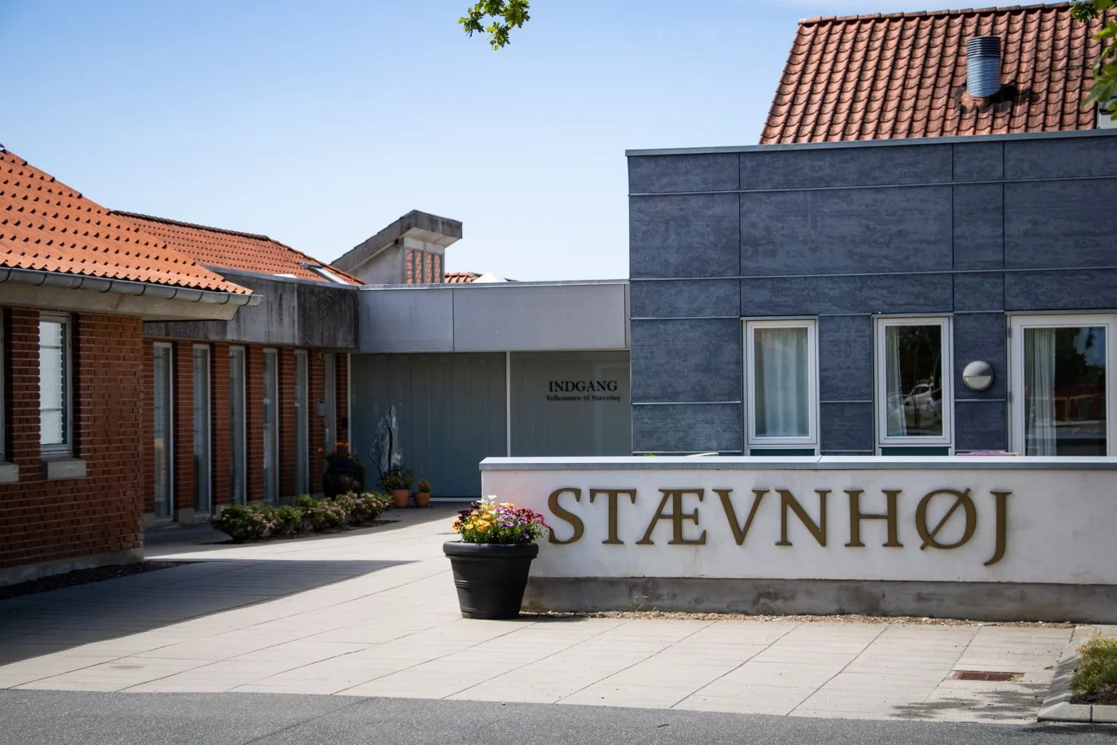 Indgangen til Plejecenter Stævnhøj i Fredericia med navnet på en lav mur foran