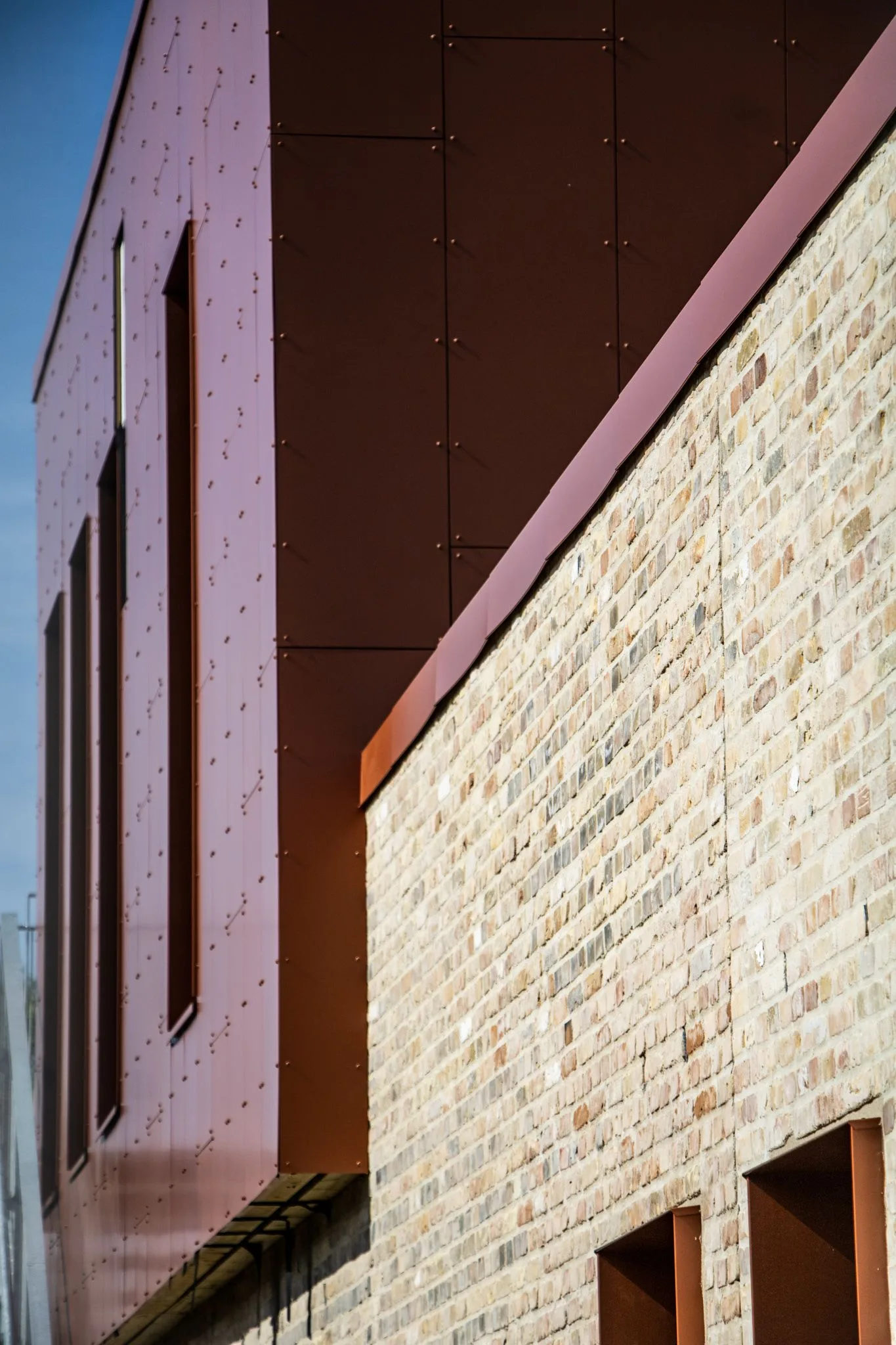 Facade i cortenstål og gule mursten, Middelfart Fjernvarme
