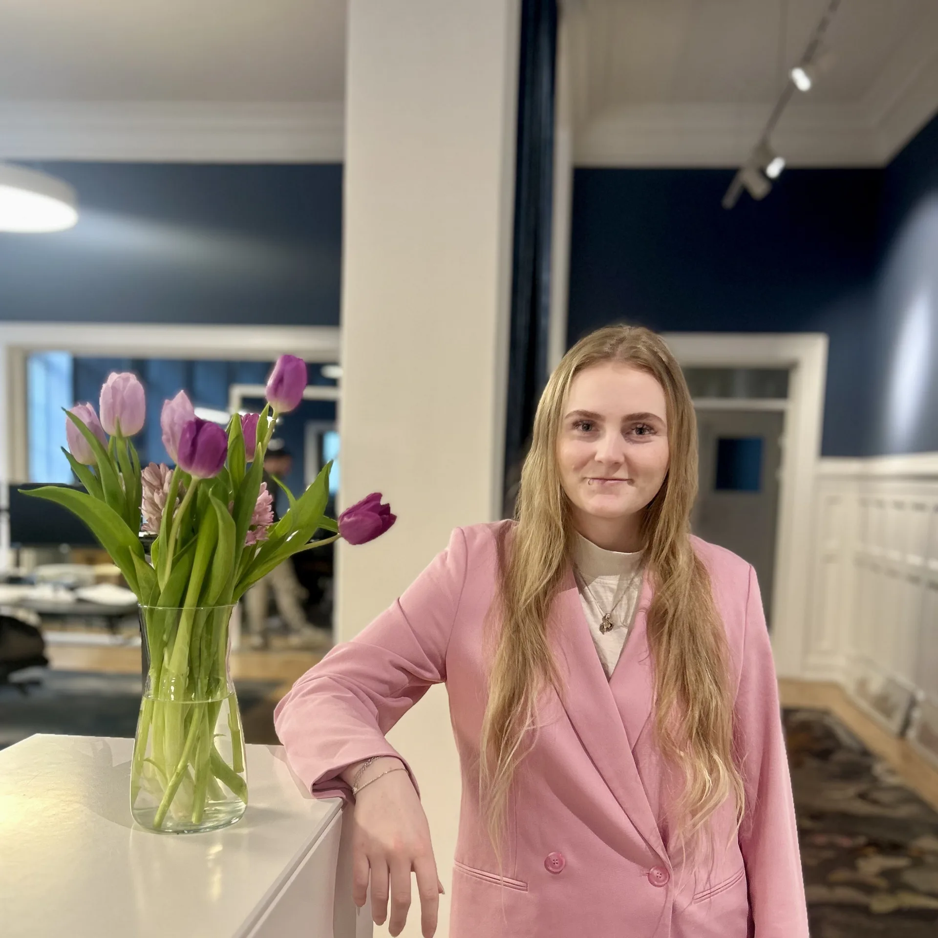 Simone Fogtmann Nielsen på tegnestuen ved en vase med tulipaner