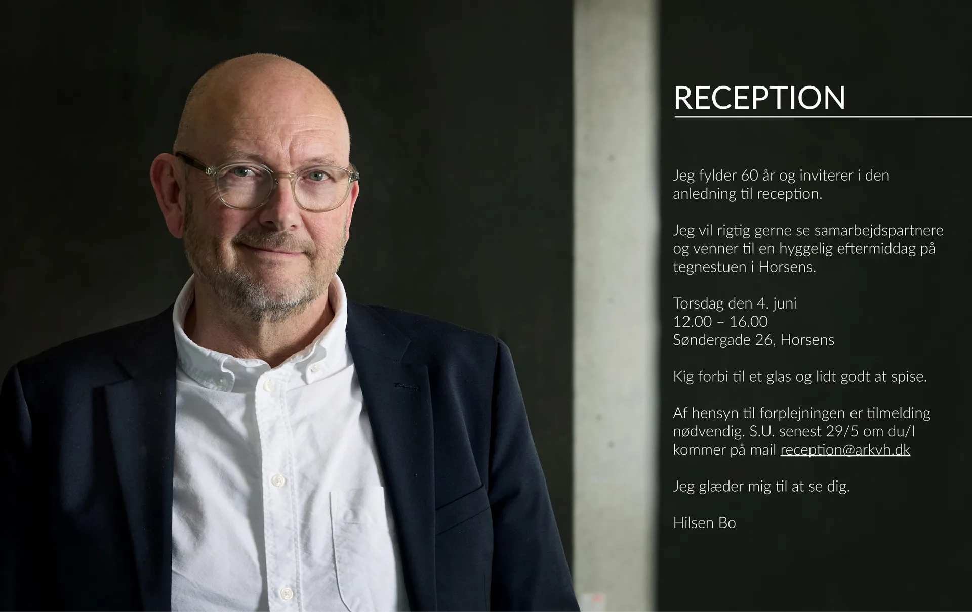 Bo Haugland Andersen ved siden af invitationen til receptionen den 4. juni på tegnestuen